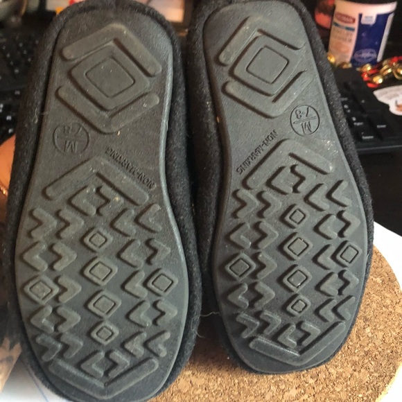 Size 7/8 black fuzzy slippers - Picture 4 of 9